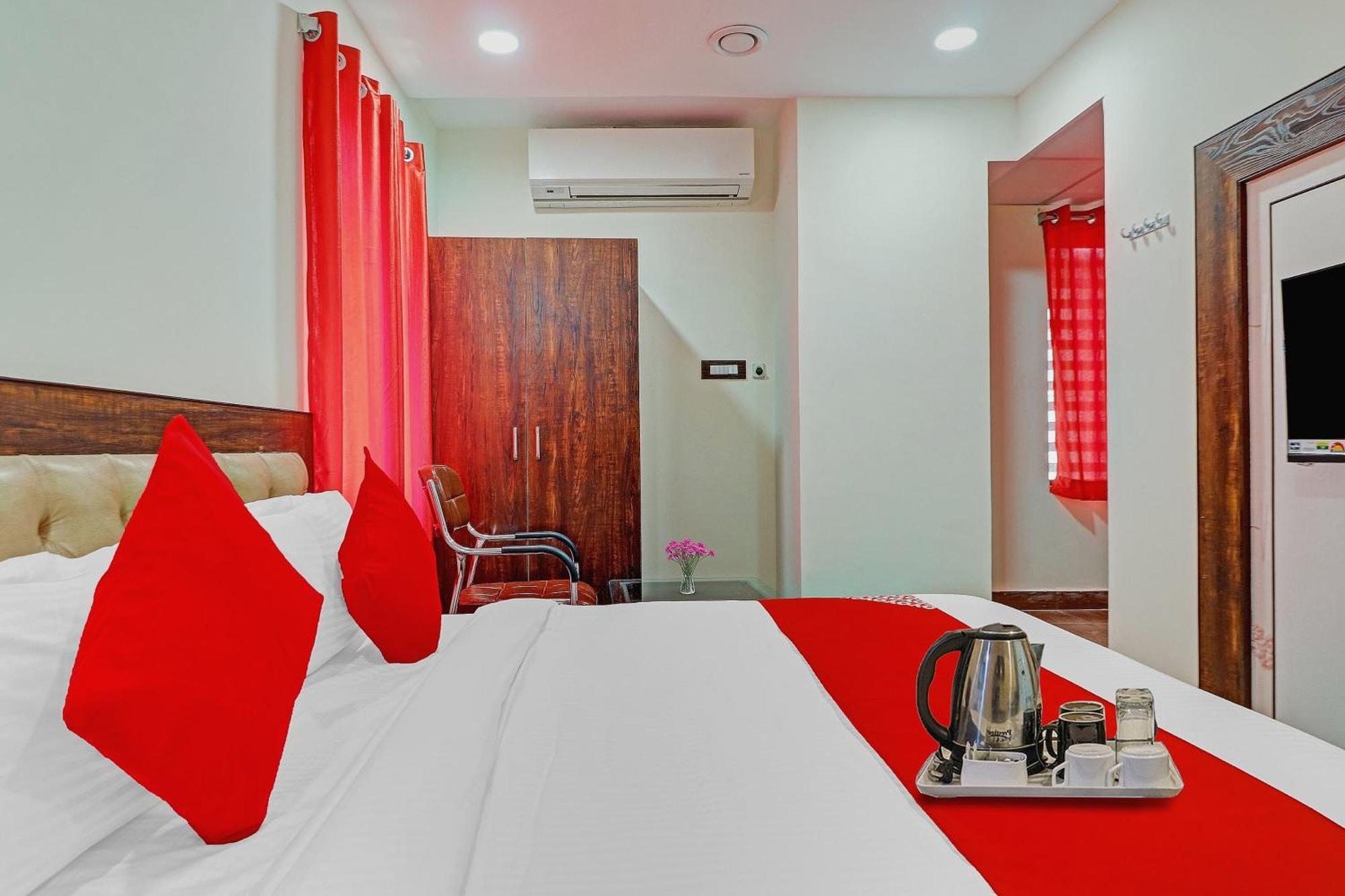 OYO 70144 Heavens Inn Haiderabad Buitenkant foto