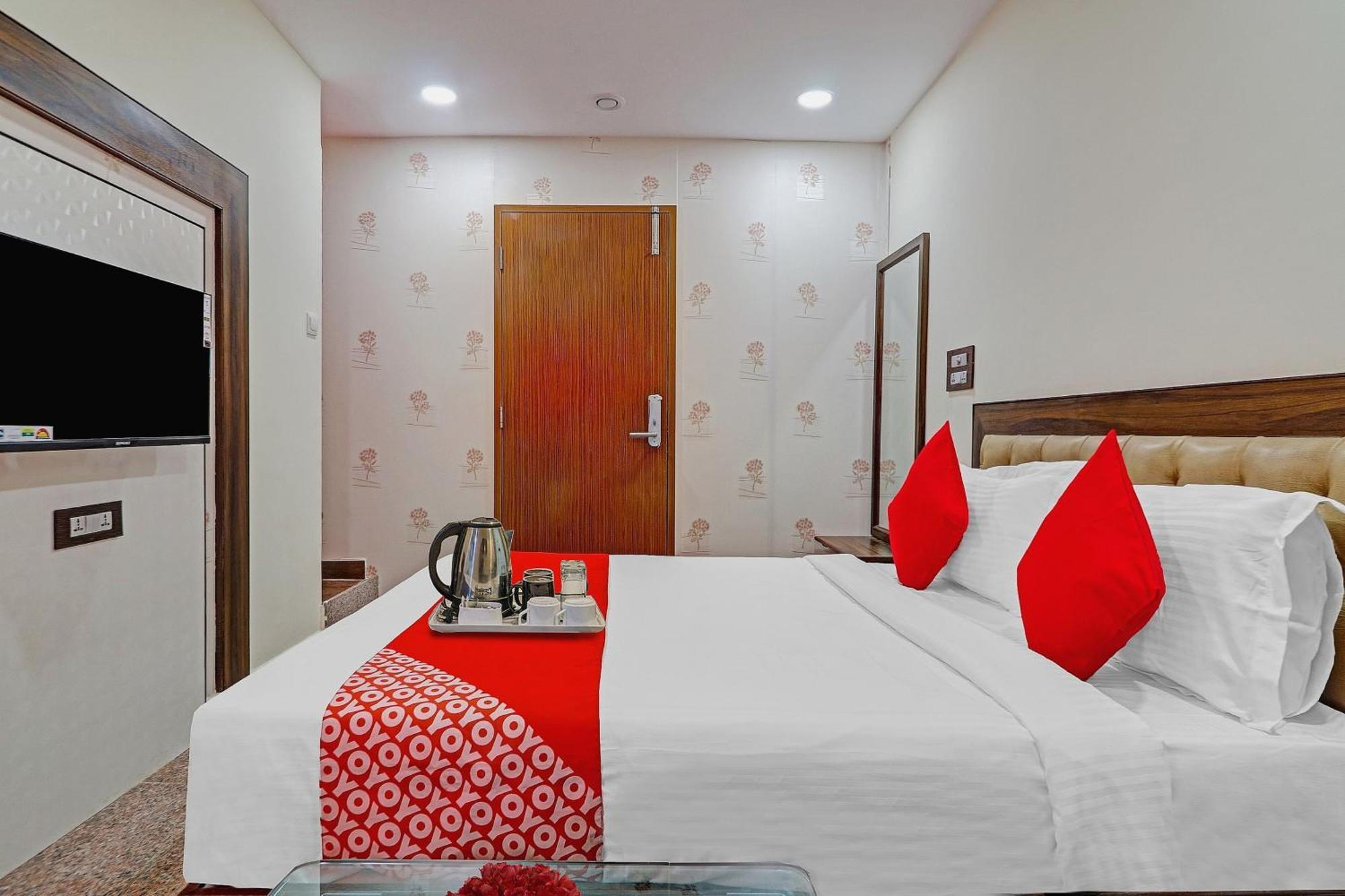 OYO 70144 Heavens Inn Haiderabad Buitenkant foto