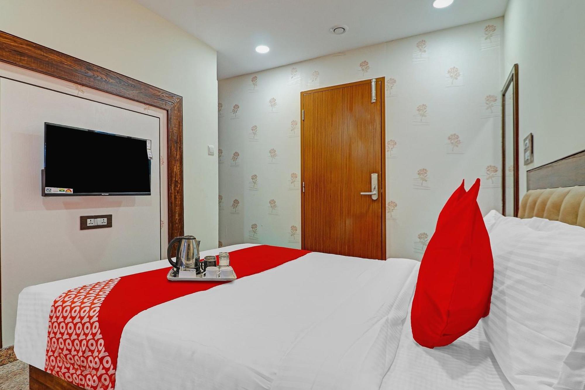OYO 70144 Heavens Inn Haiderabad Buitenkant foto