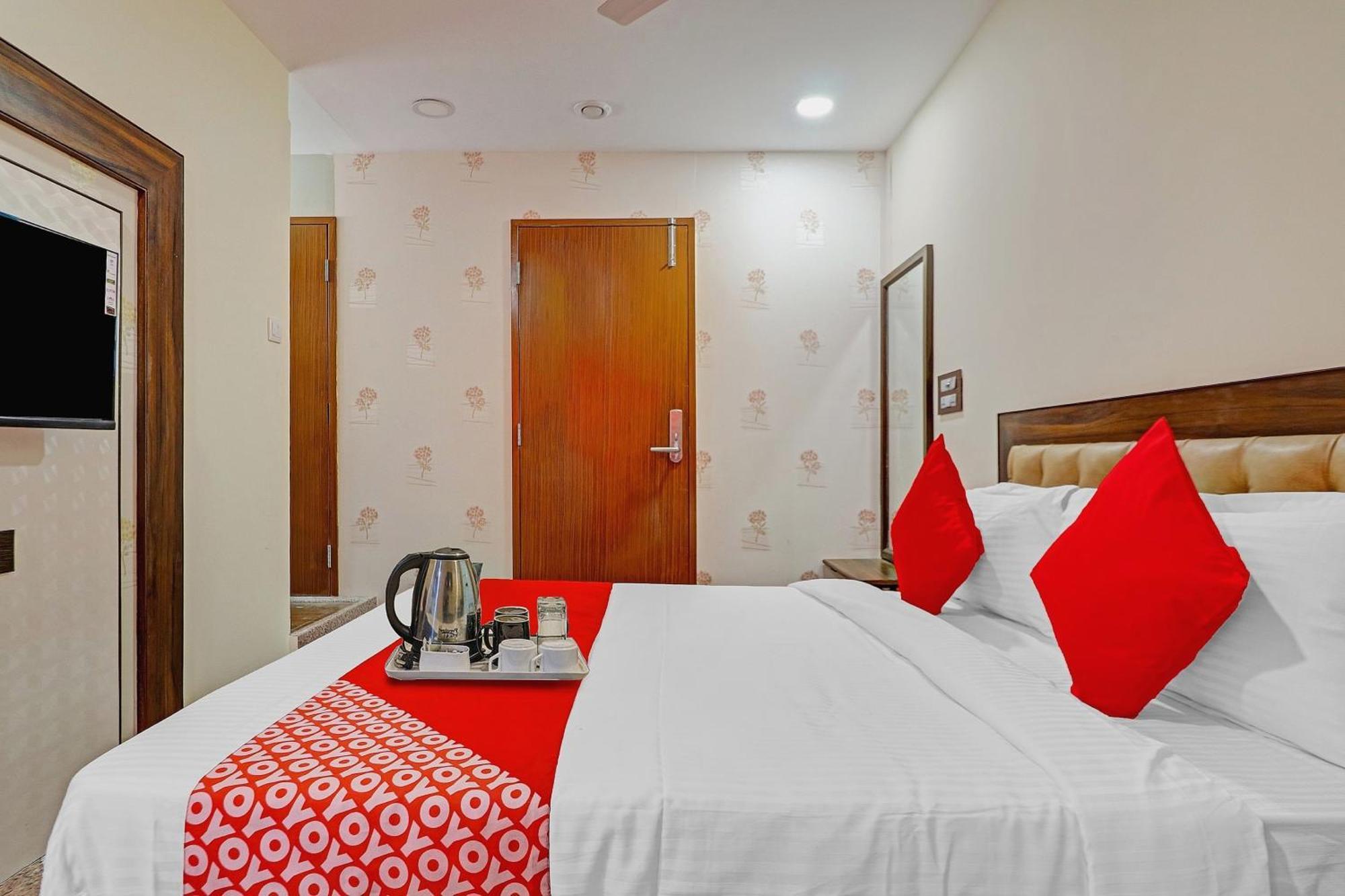 OYO 70144 Heavens Inn Haiderabad Buitenkant foto